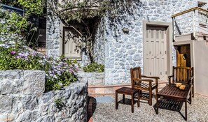 Terrace/patio - Epidavros Villas. Voukamvilia Retreat, Shared Pool (Nea Epidavros)
