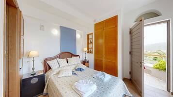 1 bedroom, iron/ironing board, travel cot, WiFi