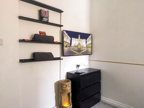 Interior - Couples Hot Tub Retreat (Swindon, Wiltshire, Chippenham, Cirencester, Royal Wootton Bassett, Marlborough)