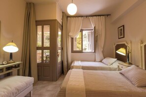 3 bedrooms, travel cot, WiFi, bed sheets - Epidavros Villas, Thymari Garden & Seaview Retreat (Nea Epidavros)