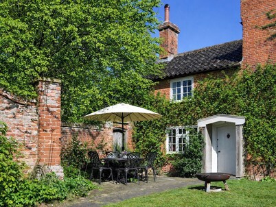 2 bedroom accommodation in Booton