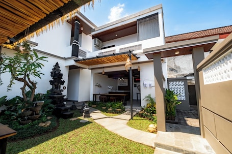 Exterior. Gumitish Residence Singaraja