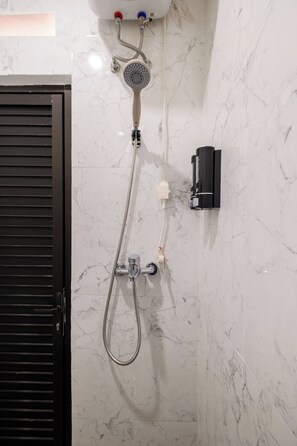 Buồng tắm vòi sen, chậu vệ sinh/vòi rửa, khăn tắm, xà phòng 