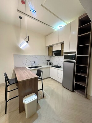 Apartamento econômico, sacada, vista para a cidade | Cozinha privada