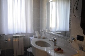 Double Room, Balcony, Pool View | Bathroom - Villino Lenci (Trappitello)