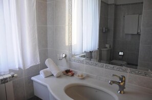 Habitación doble, balcón, vista a la alberca | Baño | Tina, secadora de cabello, toallas, papel de baño 