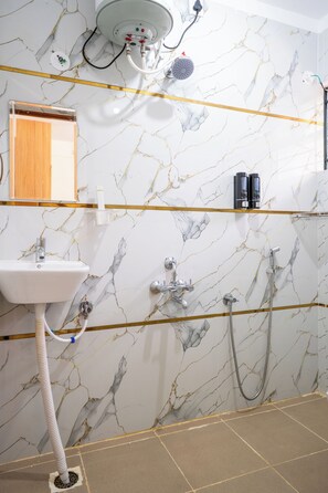 Shower, free toiletries, hair dryer, bidet - Odilia Apartelle (Bengaluru)