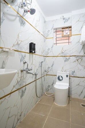 Shower, free toiletries, hair dryer, bidet - Odilia Apartelle (Bengaluru)