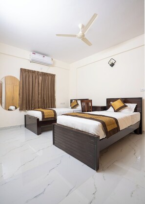 Desk, laptop workspace, blackout curtains, iron/ironing board - Odilia Apartelle (Bengaluru)