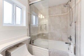 Shower - Cozy 2BR in Marpole | Near YVR, Oakridge & Transit (Vancouver)