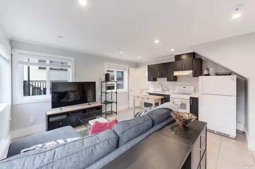 Cozy 2BR in Marpole | Near YVR, Oakridge & Transit