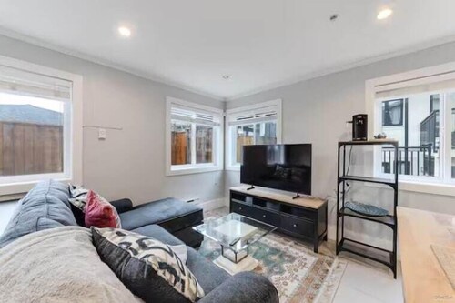 Cozy 2BR in Marpole | Near YVR, Oakridge & Transit