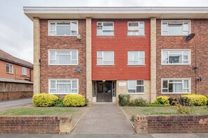 Exterior - Central Wimbledon Stay, FREE Parking & Fast WiFi,  Long Stays Welcome & More! (Greater London)