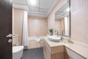 Shower, hair dryer, towels - Free housekeeping visits during your stay - StayShort - Bright 1 Bedroom Retreat in Dubai Marina that Sleeps 4! (Dubai Marina)