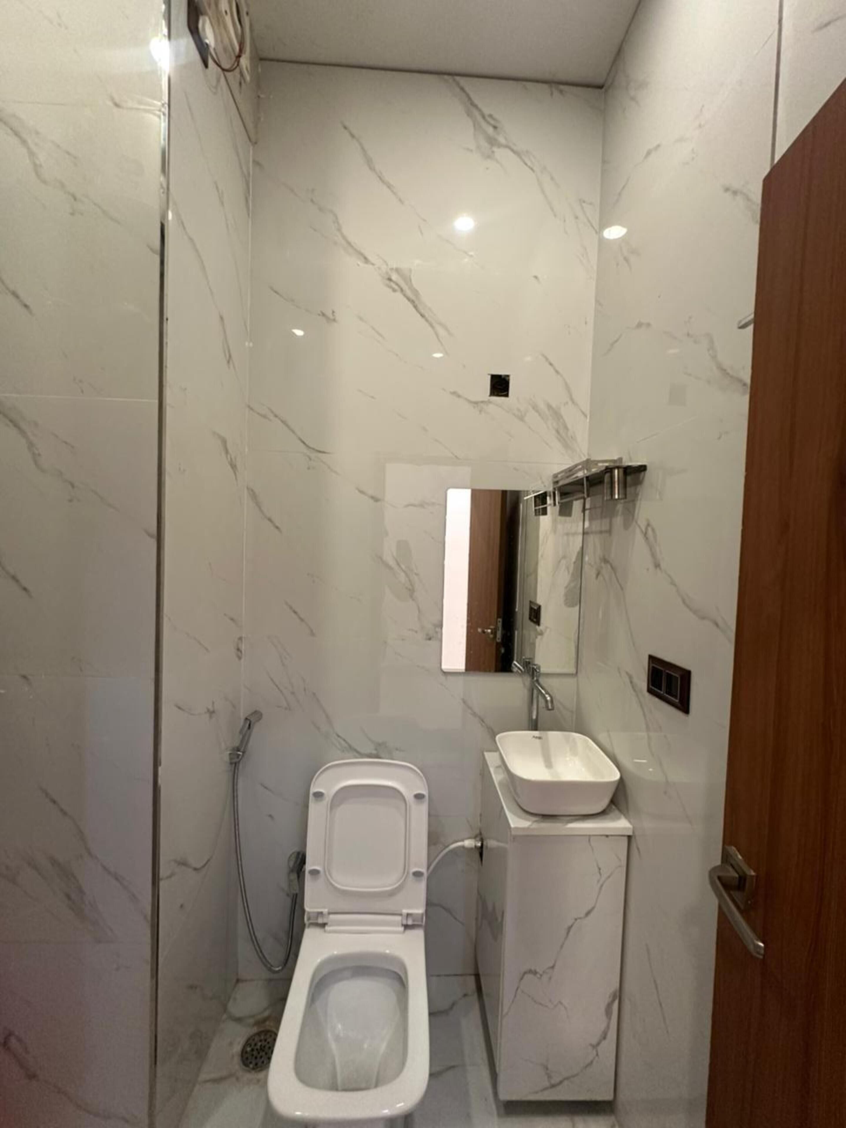 Ein Badezimmer mit Toilette, Waschbecken und Dusche.