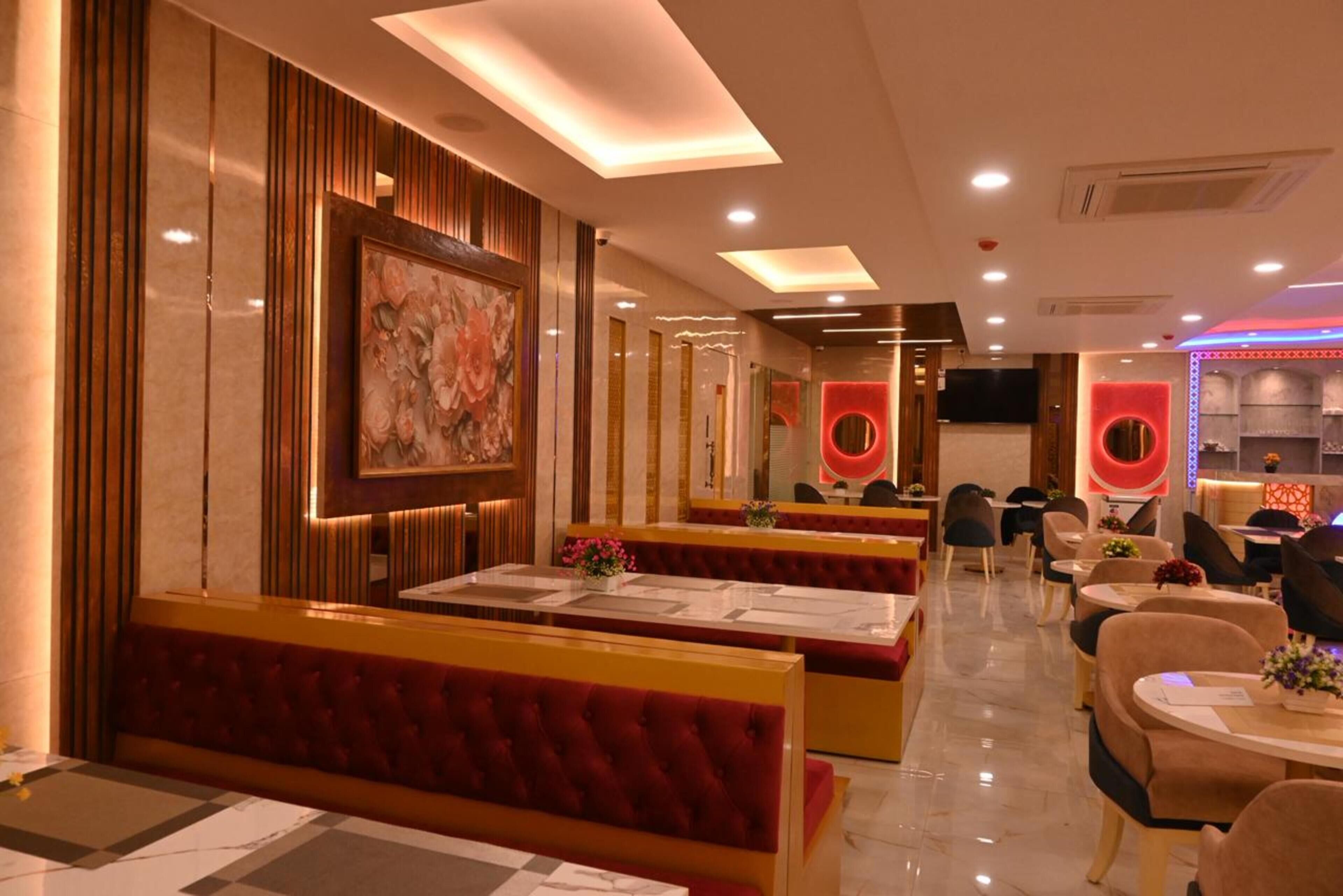 Un vestíbulo de hotel con zonas de estar, un cuadro grande y un diseño moderno.