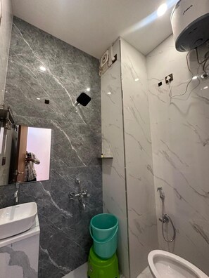 Habitación triple | Baño | Regadera, toallas, jabón, shampoo 