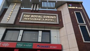 Un edificio con letreros que dicen 'The Royal Dining Restaurant & Motel' y 'Asas Plaza'.