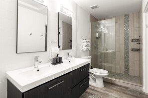 Shower, hair dryer, towels, soap - Arcadia Desert Oasis w/ Heated Pool, Private Putting Green & Outdoor TV Lounge (Phoenix)