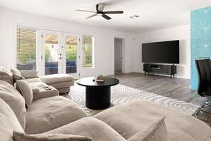 Smart TV, tavolo da calcetto, tavolo da ping pong