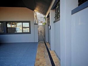 Property grounds - Stylish Studio Room with Shared Pool Near Table View Beach (Cape Town)
