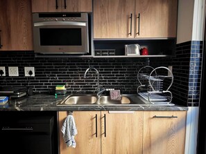 Private kitchen - Stylish Studio Room with Shared Pool Near Table View Beach (Cape Town)