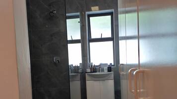 Een douche, een haardroger