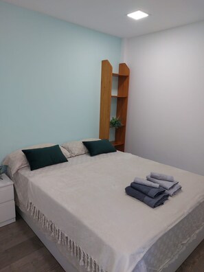 3 chambres, fer et planche à repasser, Wi-Fi, draps fournis