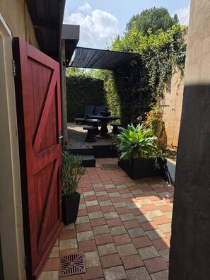 Terrace/patio - Charming Self Catering Unit in Pretoria Pet-Friendly Retreat (Pretoria)
