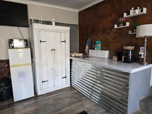 Private kitchen - Charming Self Catering Unit in Pretoria Pet-Friendly Retreat (Pretoria)