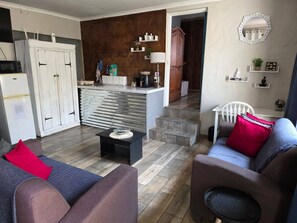 Living area - Charming Self Catering Unit in Pretoria Pet-Friendly Retreat (Pretoria)