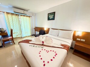 Room - Bright Suite with Balcony and Street View (Tambon Patong)