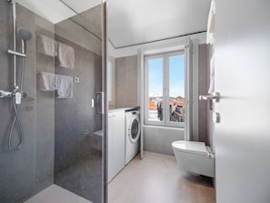 Comfort Apartment, Non Smoking | Bathroom | Towels, soap, shampoo, toilet paper - Padrão 319 (Porto)