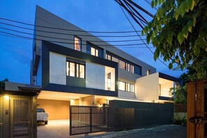 Exterior - Premium 6BR Ekkamai Villa wITH Pool & Home Theatre (Krung Thep Maha Nakhon)