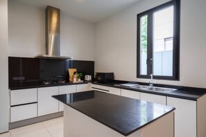 Private kitchen - Premium 6BR Ekkamai Villa wITH Pool & Home Theatre (Krung Thep Maha Nakhon)