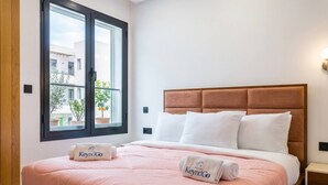 Ein Hotelzimmer mit Bett, Fenster, Nachttisch und einem Handtuch mit 'KeyndGo'-Branding.