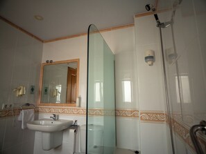 Classic Single Room, City View | Bathroom - Hotel Aura Brios Lugo (Lugo)