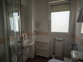 Habitación triple familiar, vistas a la ciudad | Baño | Toallas, jabón, champú y papel higiénico