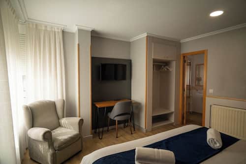 Habitació doble o amb dos llits individuals clàssica, vistes a la ciutat | Escriptori i wifi gratuïta