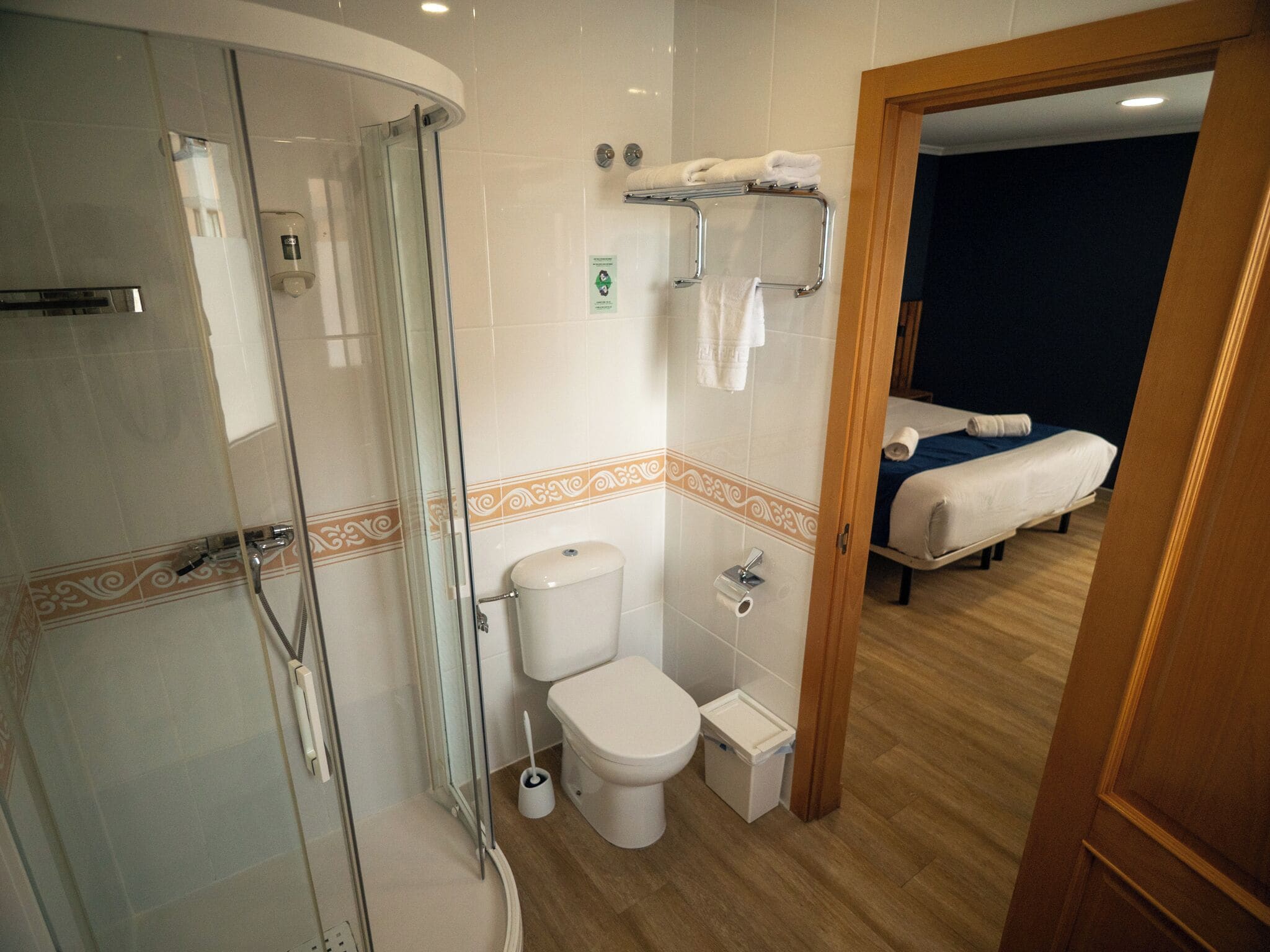 Classic Double or Twin Room, City View | Bilik Mandi | Tuala disediakan, sabun, syampu, tisu tandas 