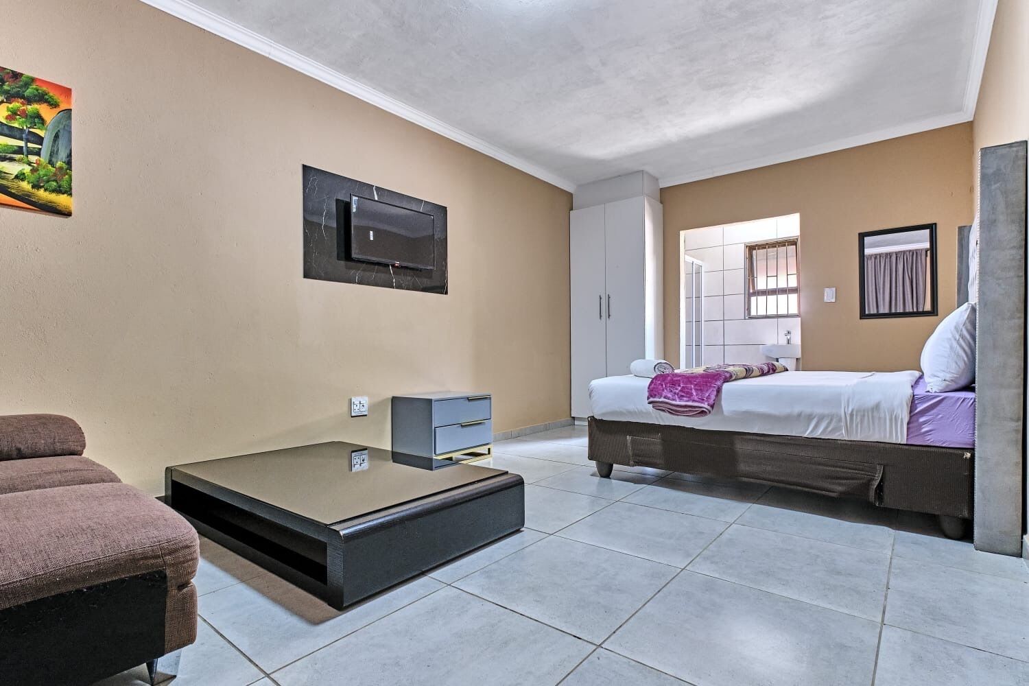 16 habitaciones, internet y ropa de cama 