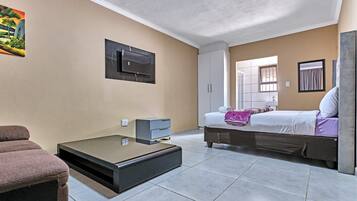 16 habitaciones, internet y ropa de cama