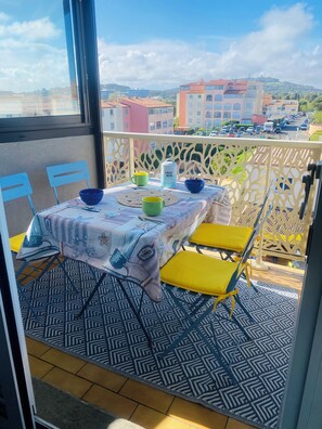 Outdoor dining - Vrbo Property (Agde)