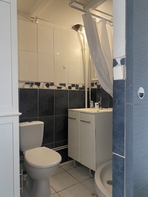 Bathroom - Vrbo Property (Agde)