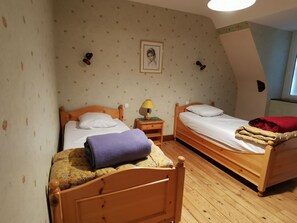 4 bedrooms, iron/ironing board, bed sheets - Quiet vacation home with swimming pool (Bagnols)