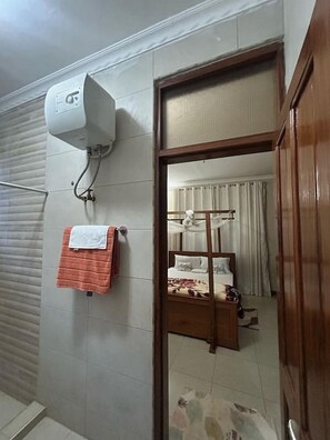Shower, soap, toilet paper - Kadzora Retreat and Leisure Tours (Kilimanjaro Region)