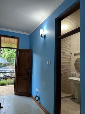 Bathroom - Kadzora Retreat and Leisure Tours (Kilimanjaro Region)