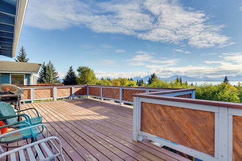 < 1 Mi to Pioneer Ave: Homer Base w/ Fire Pit!