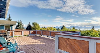 < 1 Mi to Pioneer Ave: Homer Base w/ Fire Pit!