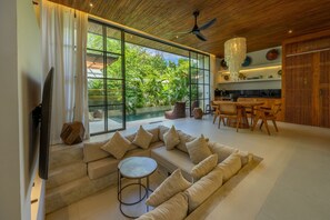 Villa, 2 Doppelbetten | Wohnbereich | 75-Zoll-Smart-TV mit Digitalempfang